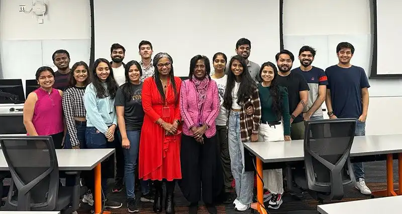 Guest speaker Lynn Wooten posing with Julie Ivy and a group of MEM students.